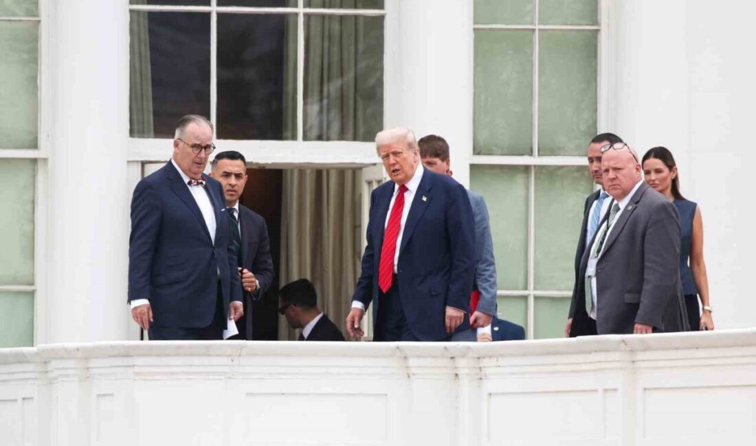 ABD Başkanı Donald Trump, Beyaz Saray'ın çatısında heyetiyle yürürken bir