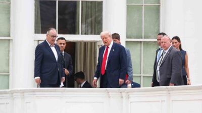 ABD Başkanı Donald Trump, Beyaz Saray'ın çatısında heyetiyle yürürken bir