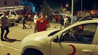 Türk Kızılay, Balıkesir Sındırgı'daki depremzedelere beslenme desteği sağlıyor. 30 araç,