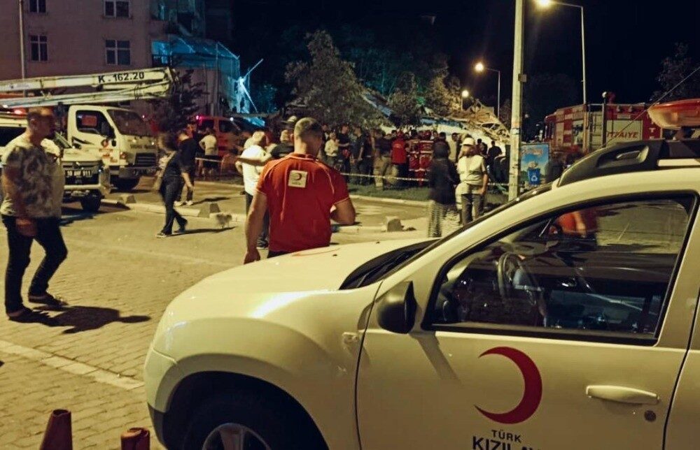 Türk Kızılay, Balıkesir Sındırgı'daki depremzedelere beslenme desteği sağlıyor. 30 araç,
