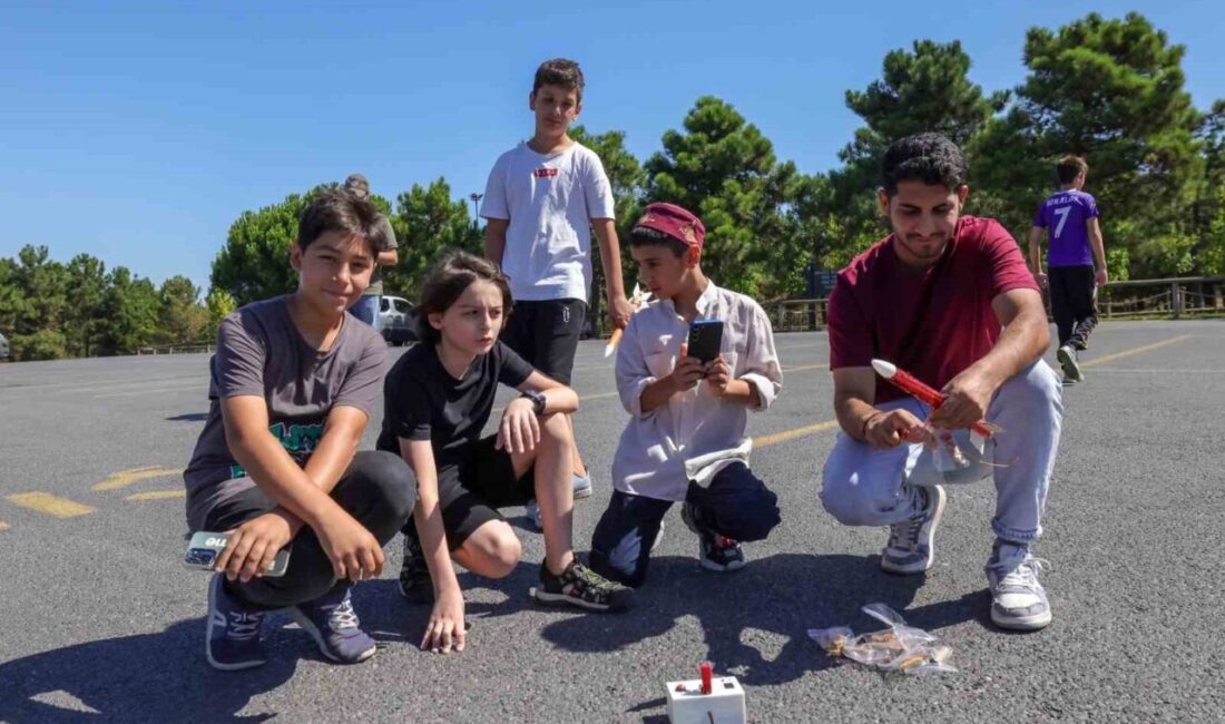 Ümraniye Belediyesi'nde düzenlenen Model Roket Eğitimi'nde gençler, teorik bilgilerle pratik