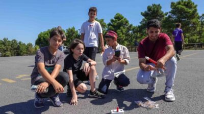Ümraniye Belediyesi'nde düzenlenen Model Roket Eğitimi'nde gençler, teorik bilgilerle pratik