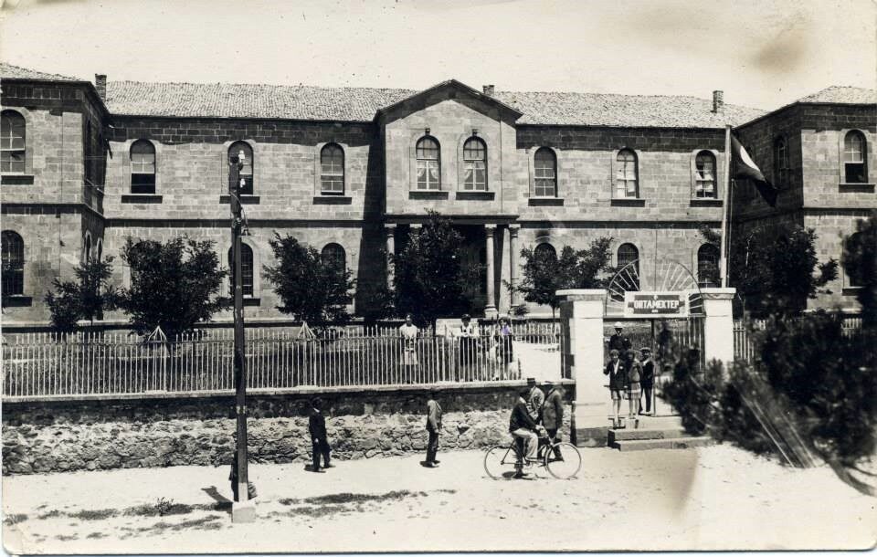 Yozgat Lisesi, milli mücadele yıllarında büyük kahramanlık gösterdi. Araştırmacı yazar