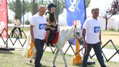 Yozgat Belediyesi, Türkiye Jokey Kulübü işbirliğiyle çocuklara unutulmaz anlar yaşatıyor.