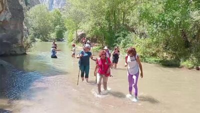 Yozgat'taki Kazankaya Kanyonu, hava sıcaklıklarının artmasıyla ziyaretçi akınına uğruyor. Doğal