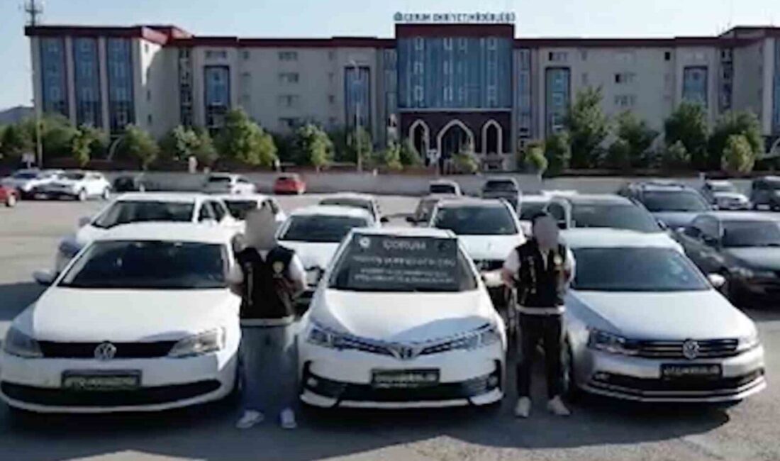 Çorum'da polis ekipleri, ağır hasarlı araçların kimlik bilgilerini kopyalayarak piyasaya