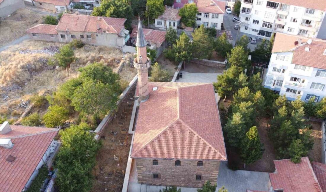 Yozgat'ta bulunan 19. yüzyıldan günümüze uzanan Başçavuşoğlu Camii, incelikli işçiliği