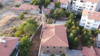Yozgat'ta bulunan 19. yüzyıldan günümüze uzanan Başçavuşoğlu Camii, incelikli işçiliği