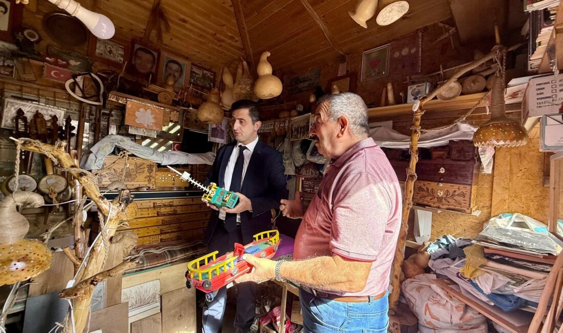 Çiçekdağı Kaymakamı Murat Görmüş, ilçede ikamet eden ünlü ahşap ustası