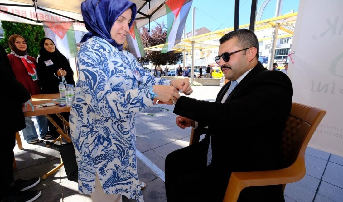 Akdağmadeni Belediyesi, Filistin'e destek için Kültür Merkezi Meydanı'nda dayanışma çadırı