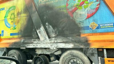 Ankara Büyükşehir Belediyesi'ne ait plastik atık taşıyan tırın dorsesi alev