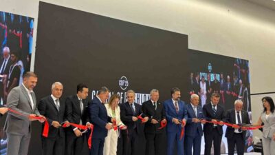 Ankara'da düzenlenen Ankara Uluslararası Hazır Giyim ve Moda Fuarı büyük