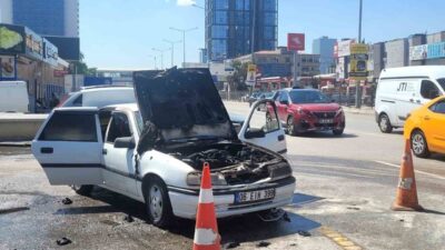 Ankara'da seyir halindeki Opel Vectra arızalanarak yanmaya başladı. İtfaiye ekipleri
