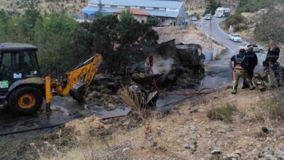 Ankara'nın Elmadağ ilçesinde saman yüklü bir tırda çıkan yangın, itfaiye