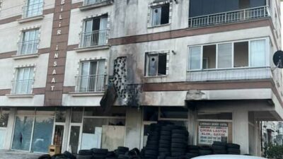Ankara'nın Sincan ilçesindeki bir dükkanın kundaklanma anı kameralara yansıdı. İtfaiye