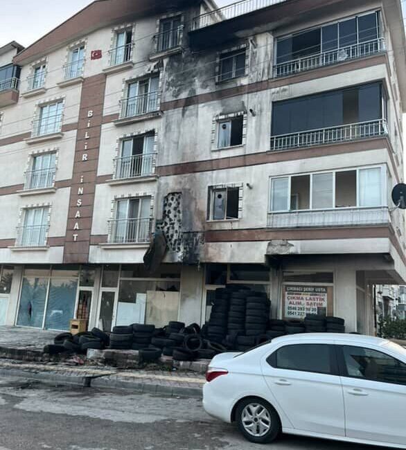 Ankara'nın Sincan ilçesindeki bir dükkanın kundaklanma anı kameralara yansıdı. İtfaiye