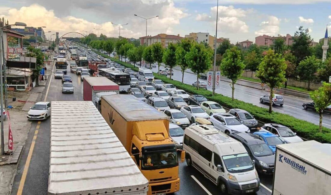 Ankara'da şiddetli yağış nedeniyle Fatih Sultan Mehmet Bulvarı'nda trafik durma