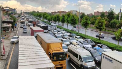 Ankara'da şiddetli yağış nedeniyle Fatih Sultan Mehmet Bulvarı'nda trafik durma