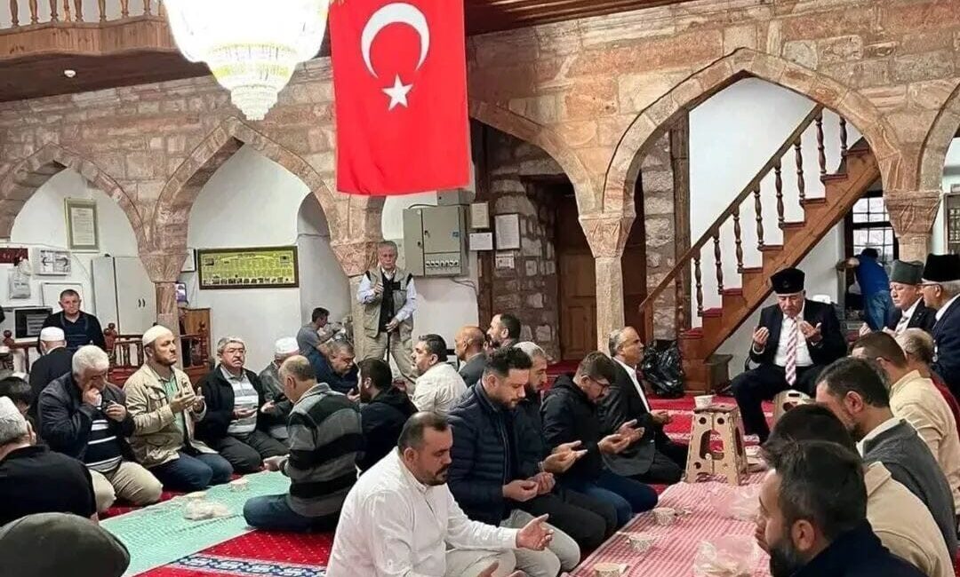 Beypazarı ilçesindeki Kurşunlu Camii'nde, Gaziler Günü dolayısıyla sabah namazı sonrası