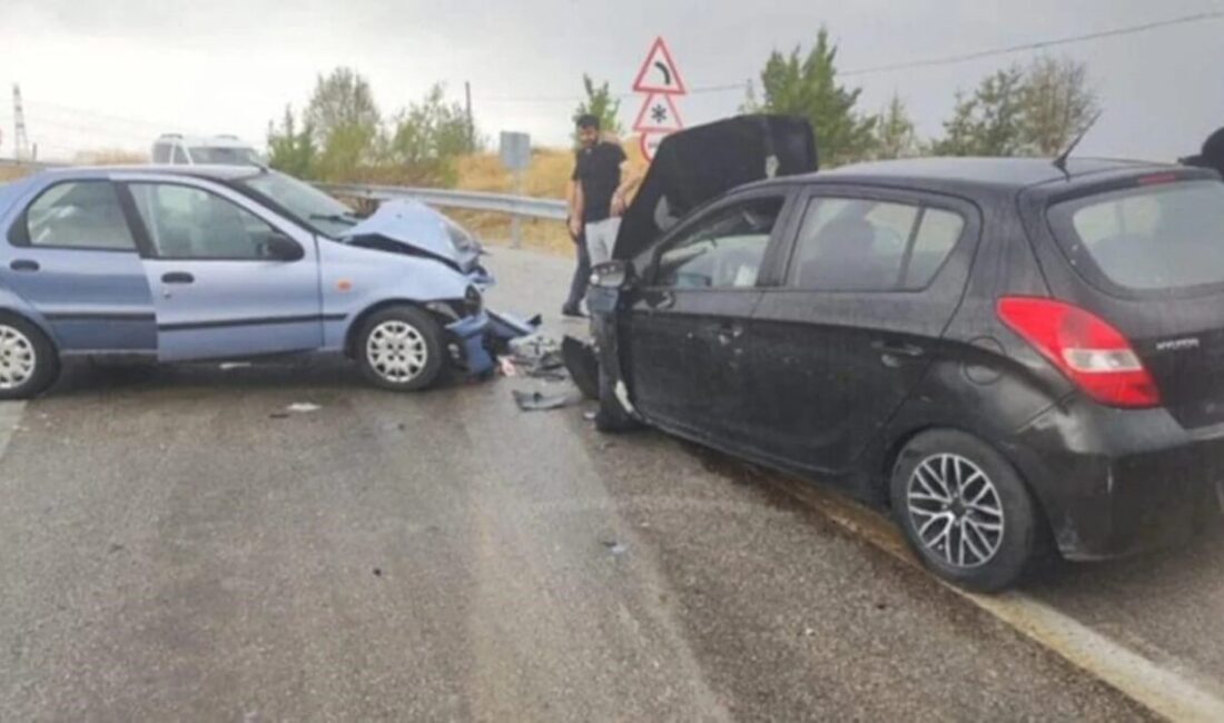 Çubuk ilçesinde iki otomobilin kafa kafaya çarpıştığı kazada 6 kişi