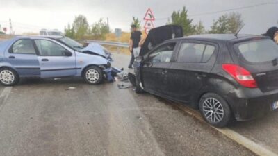 Çubuk ilçesinde iki otomobilin kafa kafaya çarpıştığı kazada 6 kişi
