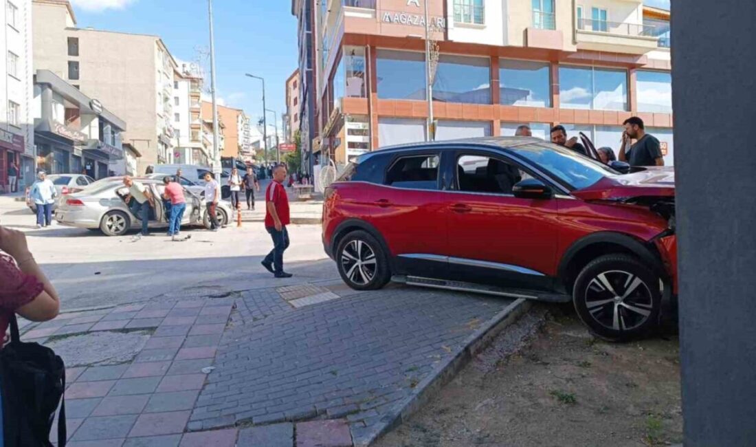 Ankara'da Elmadağ ilçesinde iki otomobilin çarpıştığı kazada can kaybı yaşanmazken