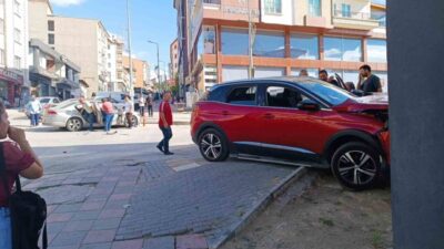 Ankara'da Elmadağ ilçesinde iki otomobilin çarpıştığı kazada can kaybı yaşanmazken