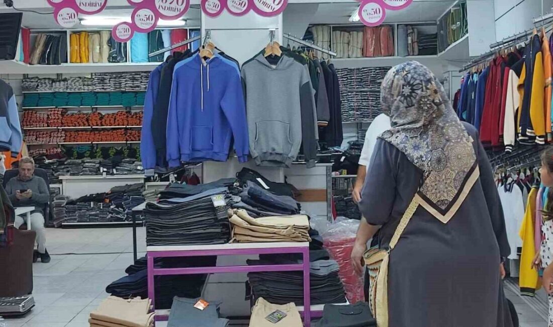 Ankara'nın Ulus semtinde okul alışverişi başladı. Veliler, çocuklarıyla birlikte kırtasiyeleri