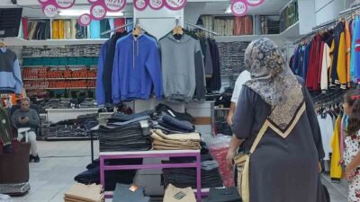 Ankara'nın Ulus semtinde okul alışverişi başladı. Veliler, çocuklarıyla birlikte kırtasiyeleri