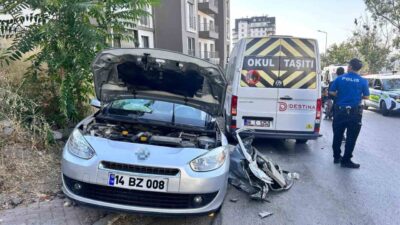 Ankara'da servis minibüsü ile otomobilin kafa kafaya çarpıştığı kazada 12