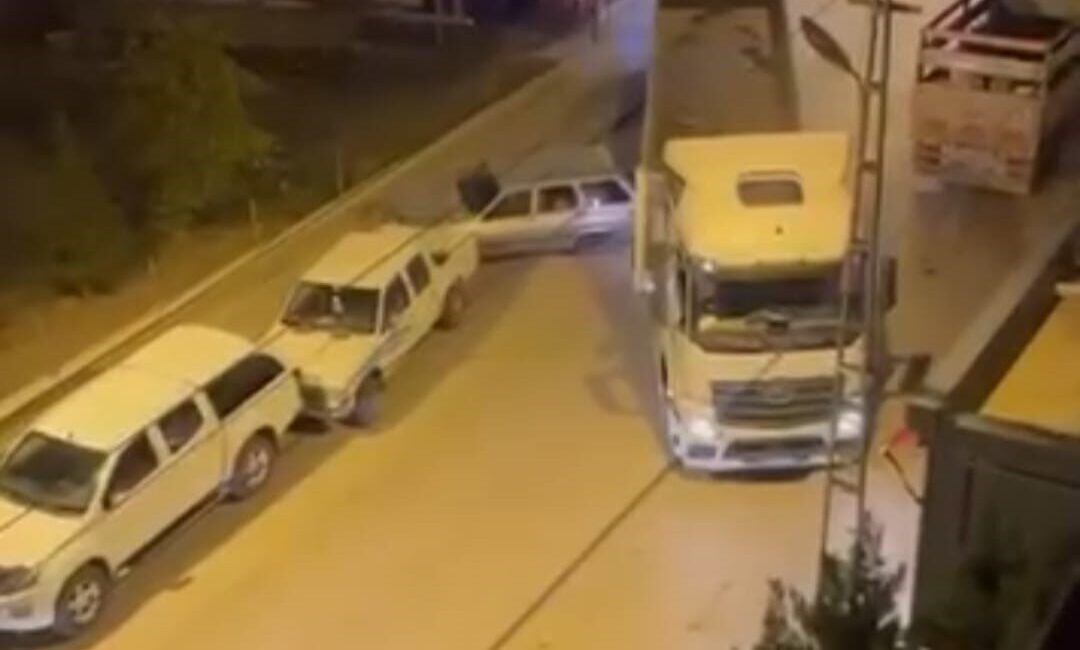 Ankara'da tır sürücüsü, park halindeki otomobile çarpıp kaçtı. Olay, Mustafa