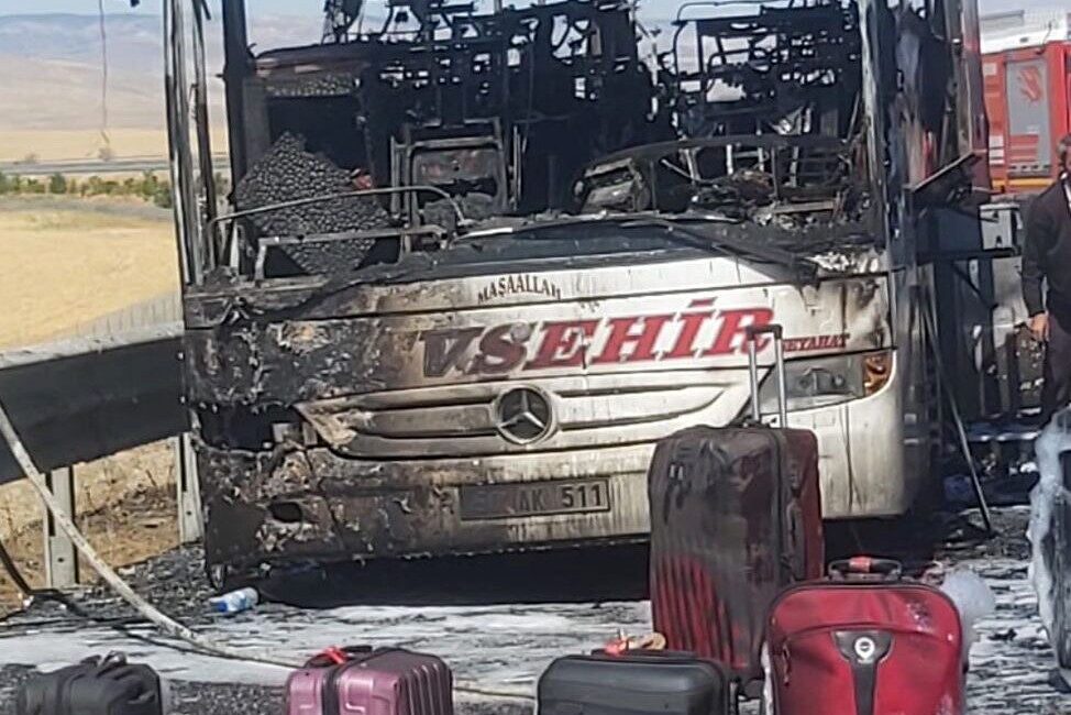 Ankara'nın Gölbaşı ilçesinde seyir halindeyken yanmaya başlayan Nevşehir Seyahat'e ait