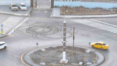 Yenimahalle'de drift atan sürücüler trafiği kapatıp tehlike yaratırken diğer sürücüler