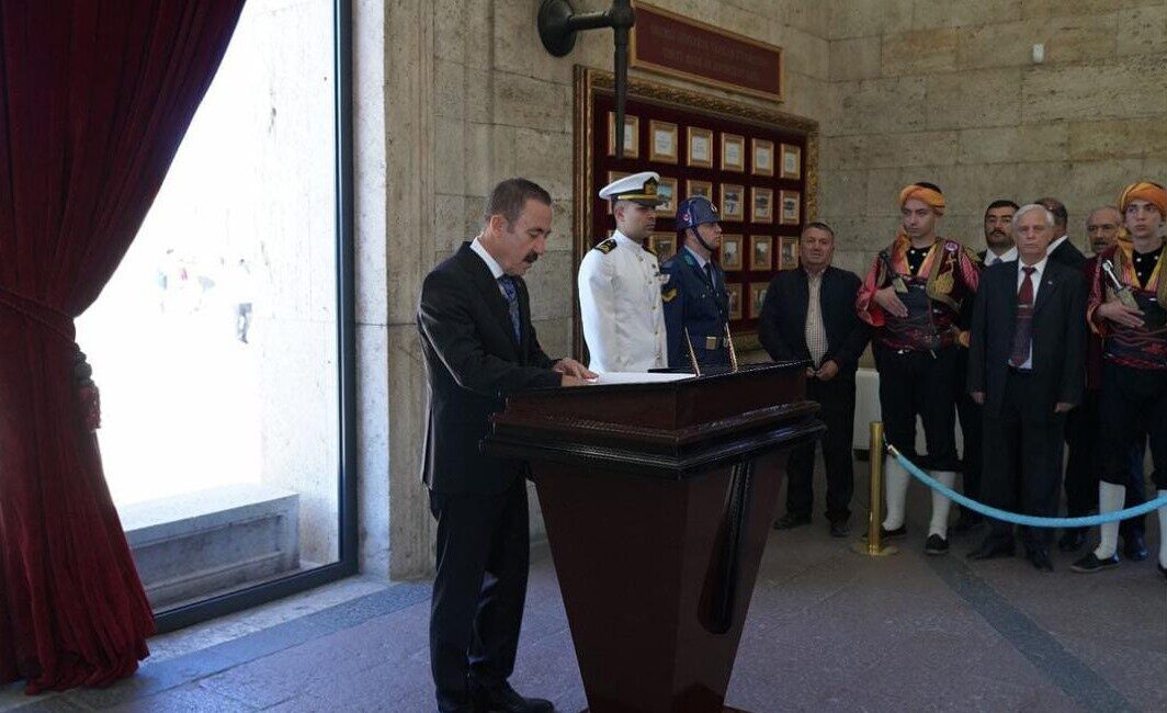 Hilmi Yaman, Ankaralılar Derneği'nin genel başkanı olarak Anıtkabir'i ziyaret ederek
