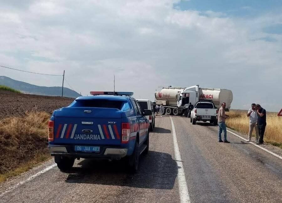 Ankara'nın Ayaş ilçesinde tır ile otomobilin karıştığı kazada 4 kişi