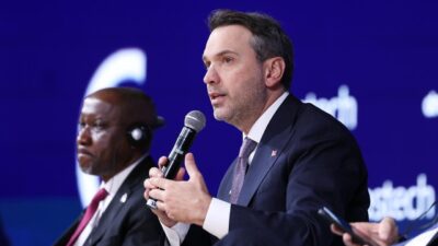 Enerji Bakanı Alparslan Bayraktar, Türkiye'nin enerji vizyonunu anlatarak yenilenebilir enerji