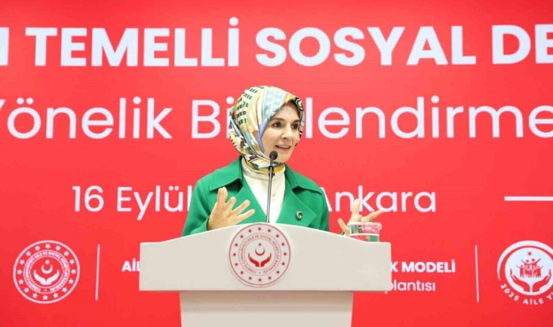 Aile ve Sosyal Hizmetler Bakanı Mahinur Özdemir Göktaş, muhtarlarla bir