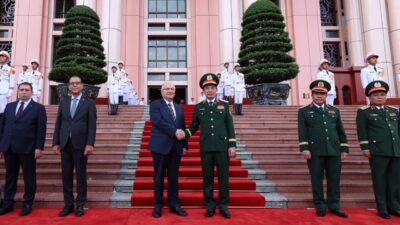 Milli Savunma Bakanı Yaşar Güler, Vietnam Savunma Bakanı Phan Van