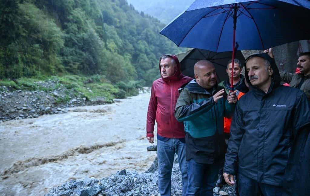 Ulaştırma ve Altyapı Bakanı Abdulkadir Uraloğlu, Rize'deki sel felaketinden etkilenen