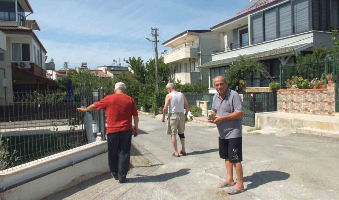 Burhaniye'de uçakların bıraktığı izler ilgi çekti. Fotoğraflarını çeken Hasan Konuksever
