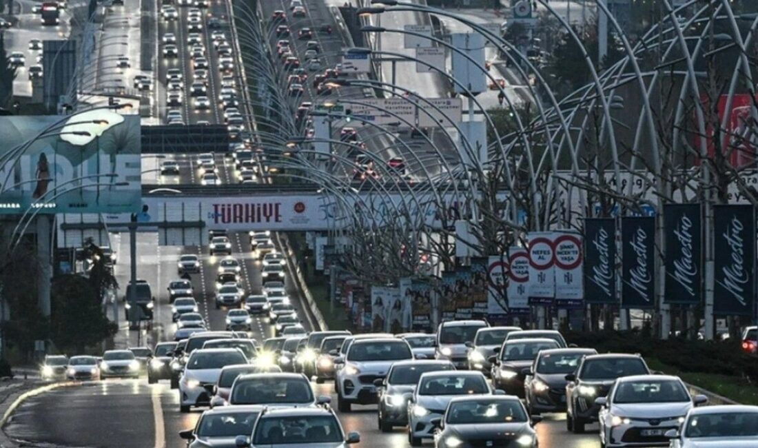 Ankara'da Sincan Yenikent girişindeki köprülü kavşak çalışması nedeniyle yaşanan trafik