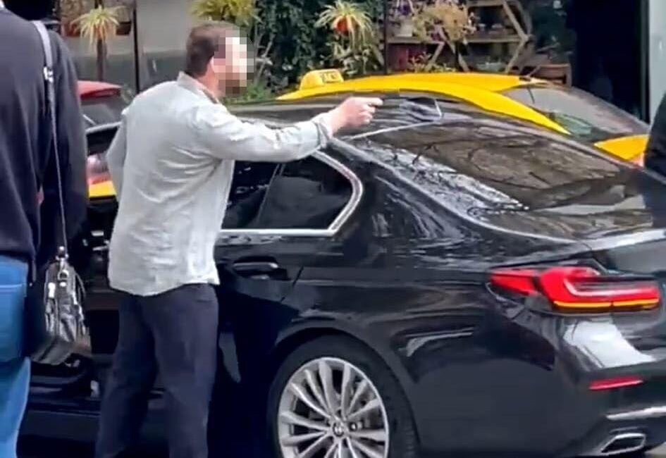 Ankara'da park yeri kavgasında silah çekilmesi anbean vatandaşlar tarafından kaydedildi.