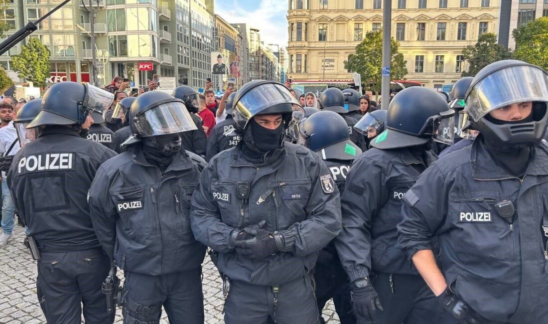 Berlin'de Filistin'e destek gösterisinde polisin sert müdahalesiyle birçok gösterici gözaltına