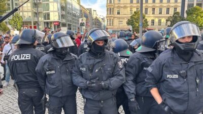 Berlin'de Filistin'e destek gösterisinde polisin sert müdahalesiyle birçok gösterici gözaltına