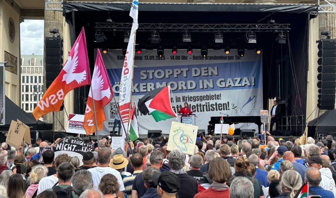 Berlin'de "Gazze'de Soykırımı Durdurun" çağrısıyla yapılan gösteride Binlerce kişi, İsrail'in