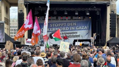 Berlin'de "Gazze'de Soykırımı Durdurun" çağrısıyla yapılan gösteride Binlerce kişi, İsrail'in