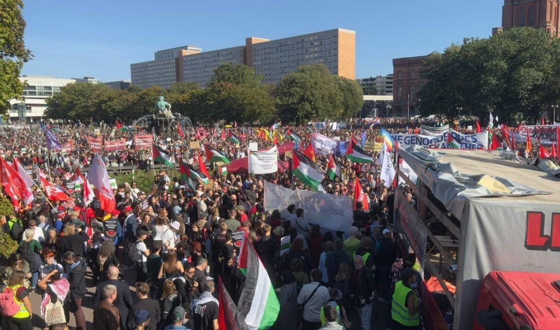 Berlin'de "Tüm Gözler Gazze’de" temasıyla gerçekleştirilen protesto gösterisine on binlerce