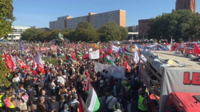 Berlin'de "Tüm Gözler Gazze’de" temasıyla gerçekleştirilen protesto gösterisine on binlerce