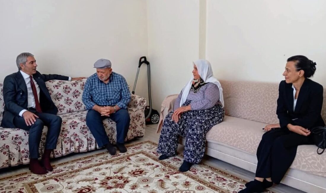 Beypazarı Kaymakamı Ünal Coşkun, şehit Üst Çavuş Hakan Toydemir’in ailesini