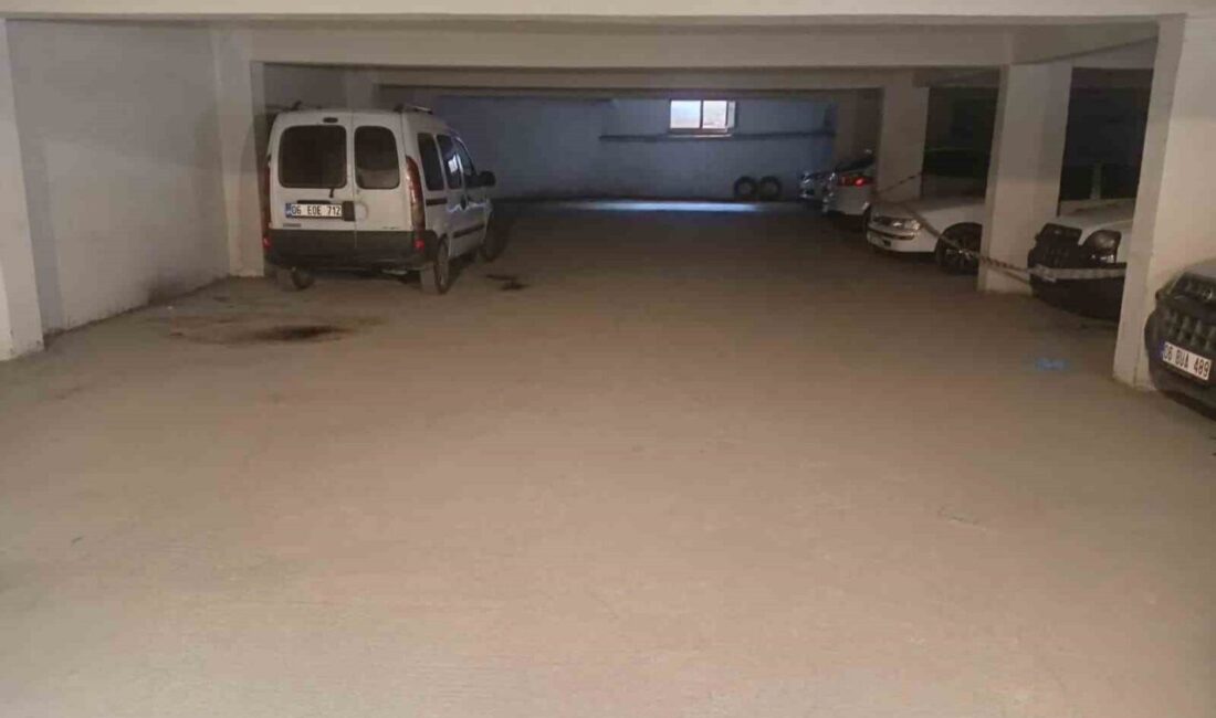 Ankara'da boşanma aşamasındaki B.Ö., eşinin sevgilisi Emre Laçinkaya'yı bıçaklayarak öldürdü.
